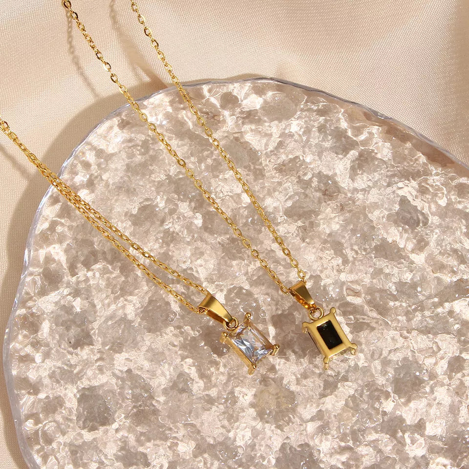 Halsband med Svart Kristall Pendant
